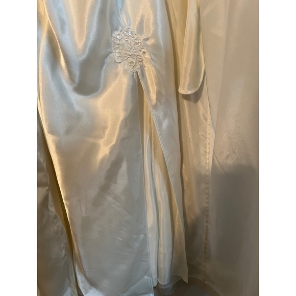 Vintage Victoria’s Secret White Lace Nightie & Robe - Picture 3 of 7